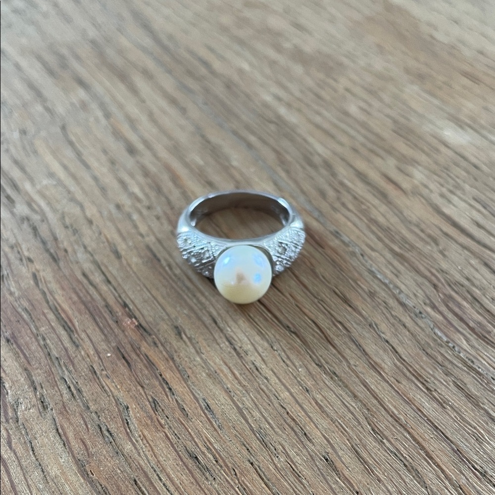 Elegant Silver Pearl Ring